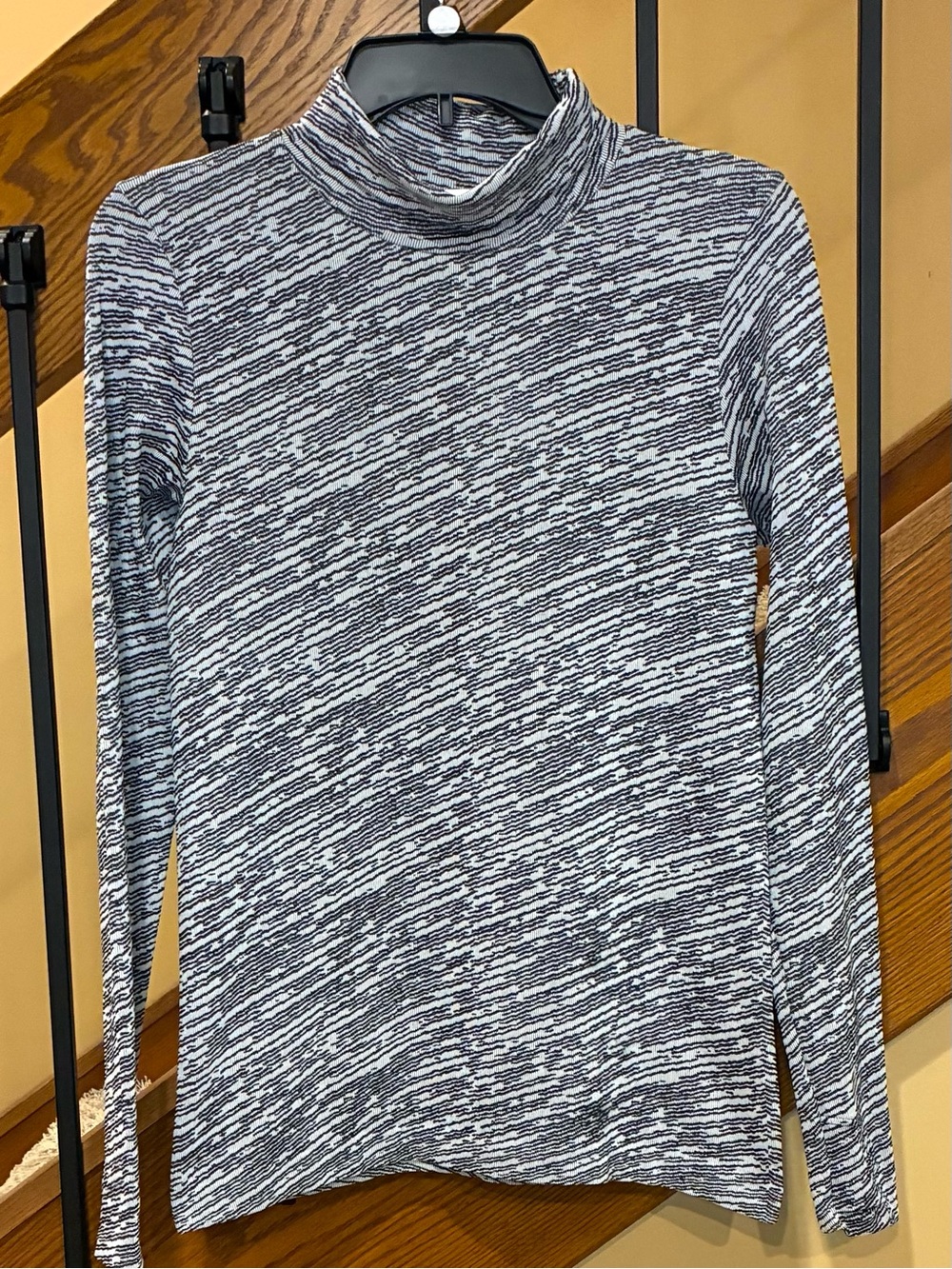 Athleta Flurry Blizzard Seamless Turtleneck Black White SZ. Med Women’s